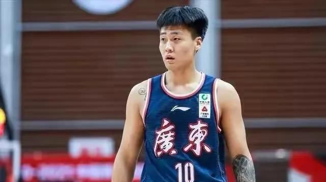 战报字母哥32+10+8 米德尔顿27+10 雄鹿7人上双轻取残阵篮网雄鹿（23-8）：字母哥32分10篮板8助攻2盖帽、米德尔顿27分10助攻3篮板、佩恩18分6助攻4篮板、比斯利17分、波蒂斯14分6篮板4助攻、利拉德12分4助攻3篮板、比彻姆11分5篮板2助攻、康诺顿3分、AJ-格林3分、小洛3分、大洛2分6篮板2助攻2盖帽、利文斯顿2分